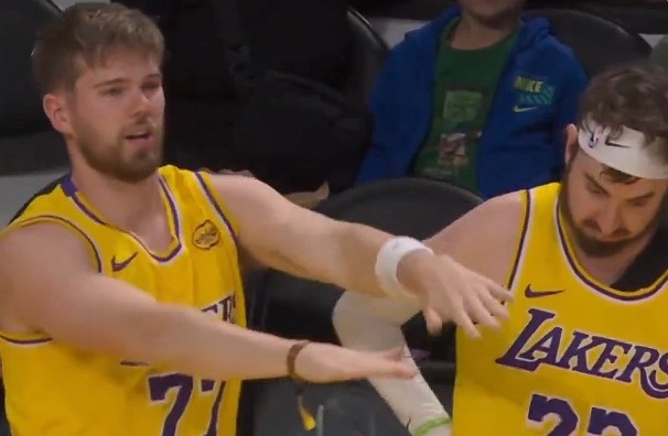 开云体育下载-攒劲的节目！湖人主场观众席惊现山寨版东契奇&amp;蒂米 假东子秀热舞